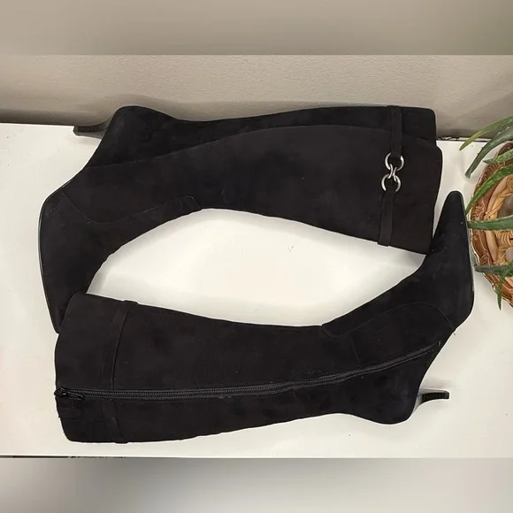 Bandolino Black Suede Knee High Boots Pointed Toe Kitten Heel Size 6.5 Classic - Picture 6 of 11